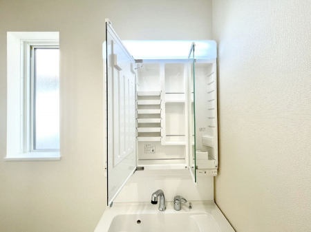 ���̑����ρ@�O�ʋ��̗��ɁA���ϕi��q���p�i�Ȃǂ����[�\�B���ʑ����������ƕۂ��܂��I