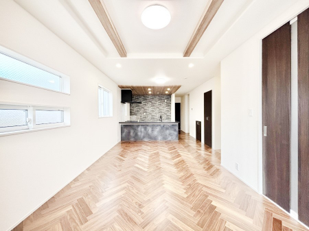 ���r���O�@���邢�z���������A�����̕��͋C�ɖ�������郊�r���O�E�_�C�j���O�B 