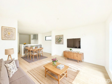 ���r���O�@�Ƒ��̘a�₩�ȉ�b���������Ă������B�J�����̂��郊�r���O�ł��B���Ƌ��CG�ł�  