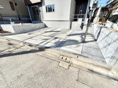 �@����2��\�I�}�Ȃ��q�l�̒��ԂɁB�܂��A���Ƒ��̎��]�ԃX�y�[�X�Ƃ��Ă��劈��B