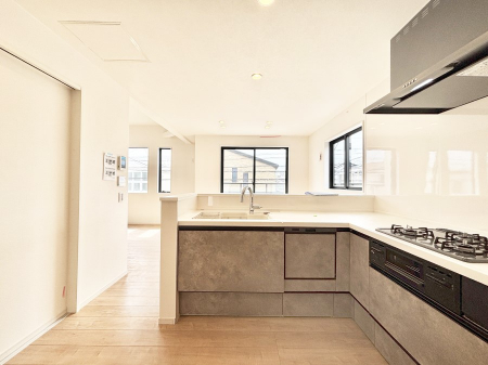 �L�b�`���@�J�E���^�[�z���ɂ��b�������Ȃ��疈���̂������������Ɗy����