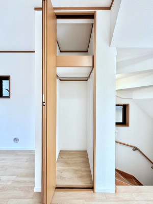 ���̑����ρ@���r���O���[�B�����Ɏ��[������ƕ����W�܂�LDK���X�b�L���Еt�������ł��ˁB  