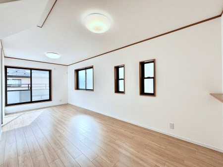 ���r���O�@���邢�z���������A�����̕��͋C�ɖ�������郊�r���O�E�_�C�j���O�B 