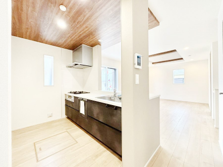 �L�b�`���@���Ƒ��̉�b�e�ޑΖʃL�b�`���B���������̃p�p�}�}�����Ƒ��Ɖ߂������Ԃ����������I