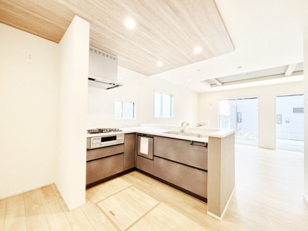 �L�b�`���@���Ƒ��̉�b�e�ޑΖʃL�b�`���B���������̃p�p�}�}�����Ƒ��Ɖ߂������Ԃ����������I