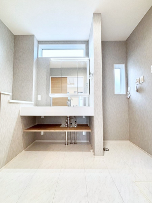 ���ʑ�E���ʏ��@��Ƃ�̐��ʃX�y�[�X�Œ��̐g�x�x���X���[�Y��