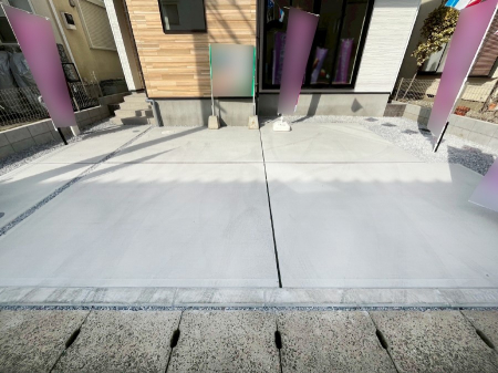 �@����2��\�I�}�Ȃ��q�l�̒��ԂɁB�܂��A���Ƒ��̎��]�ԃX�y�[�X�Ƃ��Ă��劈��B