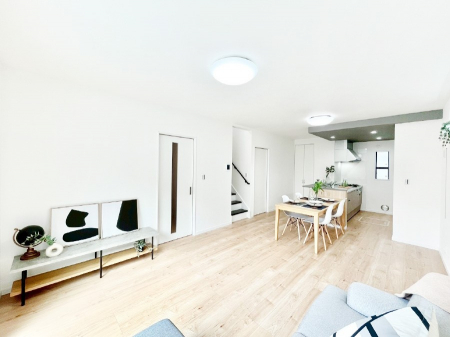 ���̑����ρ@�ΖʃL�b�`�������r���O�C���K�i���̗p�����Ƒ����J�[�܂郊�r���O�ł�