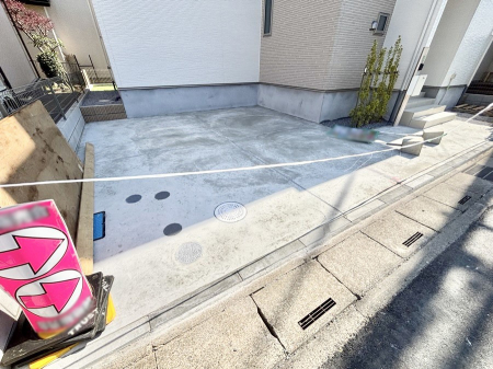 �@����2��\�I�}�Ȃ��q�l�̒��ԂɁB�܂��A���Ƒ��̎��]�ԃX�y�[�X�Ƃ��Ă��劈��B