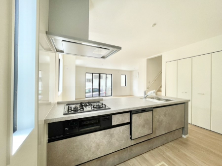 �L�b�`���@���������Ȃ���ł����Ƒ��Ƃ̉�b���y���߂�ΖʃL�b�`��