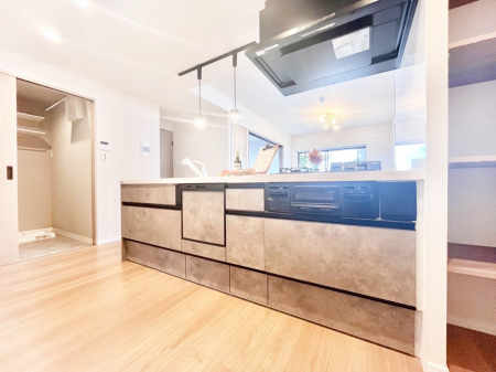 �L�b�`���@���r���O�ŗV�Ԃ��q�l�������Ȃ��炨�������ł���ΖʃL�b�`���B  