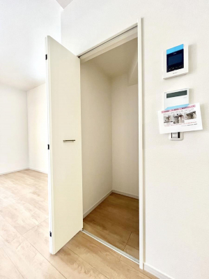 ���̑����ρ@���r���O���[�B�����Ɏ��[������ƕ����W�܂�LDK���X�b�L���Еt�������ł��ˁB  