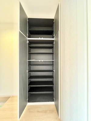 ���̑����ρ@�����Ղ���[�ł���V���[�Y�{�b�N�X�ŉƑ��S���̌C���A���ւ�������B  