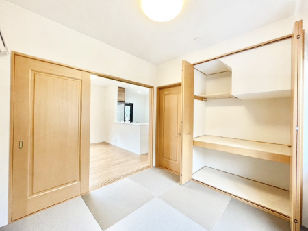 ���̑����ρ@���r���O�Ɨׂ荇���Ă���a���B�ق��ƈꑧ�ł���a�̋�Ԃ��Y�ꂸ�ɁB 