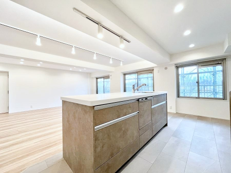 �L�b�`���@���r���O�ŗV�Ԃ��q�l�������Ȃ��炨�������ł���ΖʃL�b�`���B  