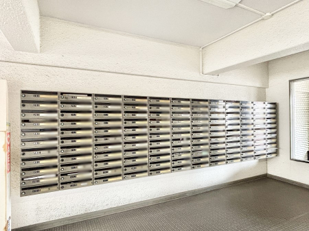 ���̑��@�|�X�g�̓G���g�����X���ɂ���̂ŉJ�ɔG�ꂸ�X�ւ��󂯎��܂��ˁI