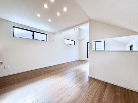 ���r���O�@���邢�z���������A�����̕��͋C�ɖ�������郊�r���O�E�_�C�j���O�B 