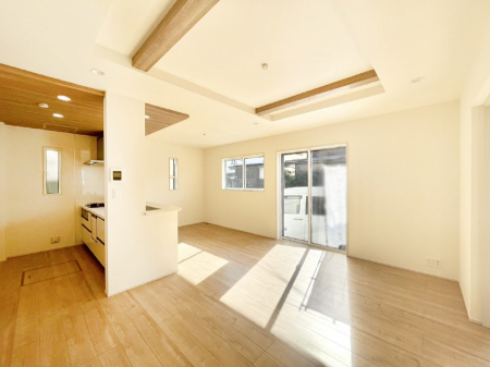 ���̑����ρ@�Ƒ��̏Ί炪���R�Ɛ��܂�Ă���A����ȕ��͋C�̃_�C�j���O�Ɏd�オ���Ă��܂��B