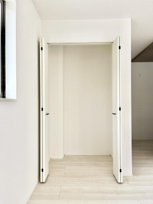 ���̑����ρ@���r���O���[�B�����Ɏ��[������ƕ����W�܂�LDK���X�b�L���Еt�������ł��ˁB  