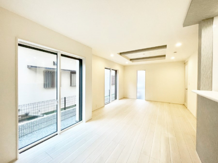 ���r���O�@���邢�z���������A�����̕��͋C�ɖ�������郊�r���O�E�_�C�j���O�B 