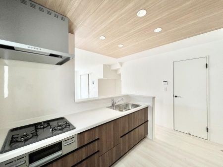 �L�b�`���@���������Ȃ���ł����Ƒ��Ƃ̉�b���y���߂�ΖʃL�b�`��