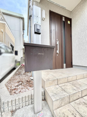 ���̑��@�\�D�E�C���^�[�z���E�|�X�g���ЂƂɏW��B�G���g�����X�ɂȂ��ރV���v���f�U�C���B