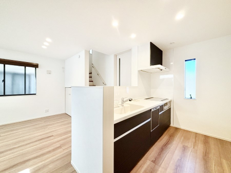 �L�b�`���@�J�E���^�[�z���ɂ��b�������Ȃ��疈���̂������������Ɗy����