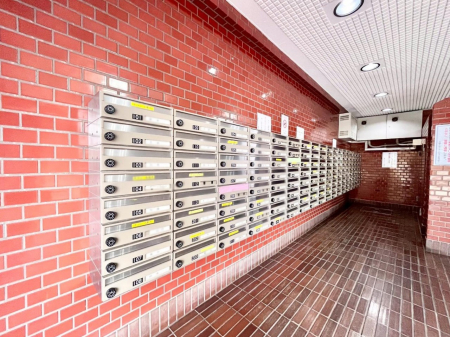 ���̑��@�|�X�g�̓G���g�����X���ɂ���̂ŉJ�ɔG�ꂸ�X�ւ��󂯎��܂��ˁI