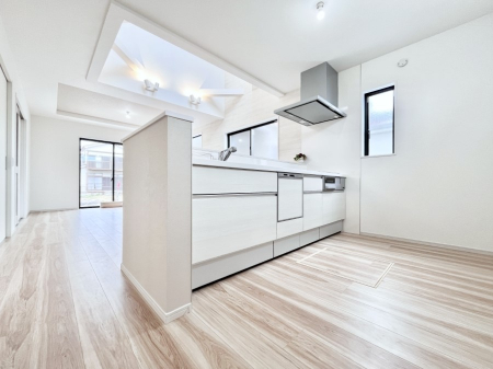 �L�b�`���@���r���O�ŗV�Ԃ��q�l�������Ȃ��炨�������ł���ΖʃL�b�`���B  