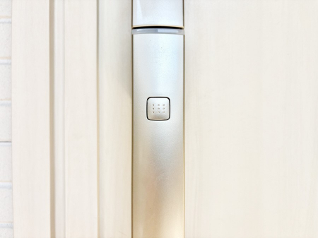 ���̑��@�{�^���������Ă����������I���փh�A�͓d�q�L�[�d�l�ł��B