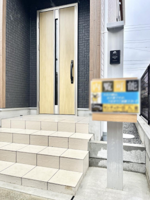 ���̑��@�\�D�E�C���^�[�z���E�|�X�g���ЂƂɏW��B�G���g�����X�ɂȂ��ރV���v���f�U�C���B