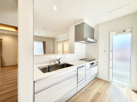 �L�b�`���@������̂��閾�邢�L�b�`���B���C�ɂ��𗧂��܂��B 