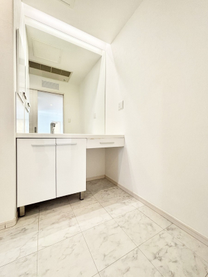 ���ʑ�E���ʏ��@��Ƃ�̐��ʃX�y�[�X�Œ��̐g�x�x���X���[�Y��