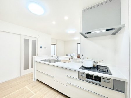 �L�b�`���@���r���O�ŗV�Ԃ��q�l�������Ȃ��炨�������ł���ΖʃL�b�`���B  