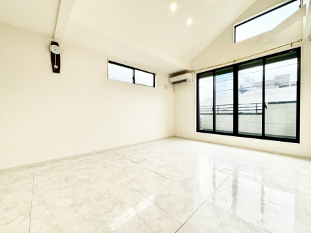 ���̑����ρ@�o���R�j�[�ɖʂ������邢�k�c�j�͉Ƒ��݂�Ȃ̉��K���