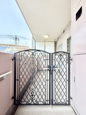 ���ց@���փh�A�̑O������ŋ�؂�ꂽ�|�[�`�B�v���C�o�V�[������Ėh�Ɩʂ����S�ł��B