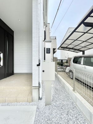 ���̑��@�\�D�E�C���^�[�z���E�|�X�g���ЂƂɏW��B�G���g�����X�ɂȂ��ރV���v���f�U�C���B