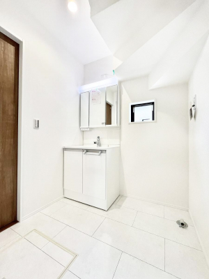 ���ʑ�E���ʏ��@��Ƃ�̐��ʃX�y�[�X�Œ��̐g�x�x���X���[�Y��