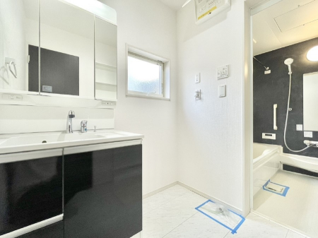 ���ʑ�E���ʏ��@�O�ʋ��̗��ɁA���ϕi��q���p�i�Ȃǂ����[�\�B���ʑ����������ƕۂ��܂��I