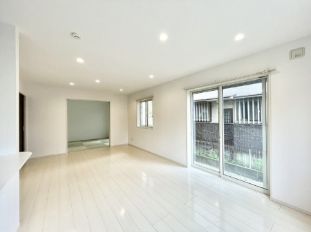 ���r���O�@���邢�z���������A�����̕��͋C�ɖ�������郊�r���O�E�_�C�j���O�B