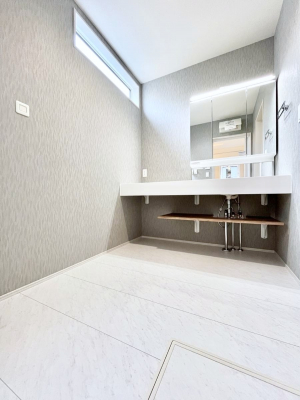 ���ʑ�E���ʏ��@�X�^�C�����O�ɕ֗��ȎO�ʋ��A�~���[�L���r�l�b�g�ōׂ������X�b�L��