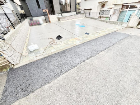 �@����3��\�I�}�Ȃ��q�l�̒��ԂɁB�܂��A���Ƒ��̎��]�ԃX�y�[�X�Ƃ��Ă��劈��B