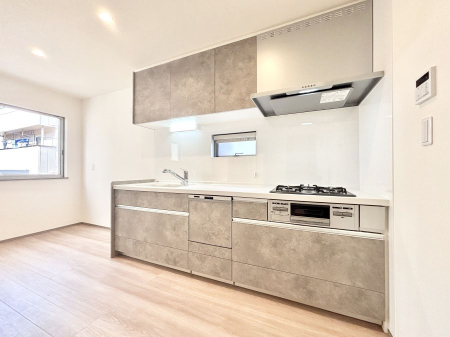 �L�b�`���@�u�₩�ȕ����ʂ蔲����L�b�`���B��������̂Ŗ��邭���C�ɂ��𗧂��܂��B