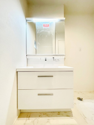 ���ʑ�E���ʏ��@�O�ʋ��̗��ɁA���ϕi��q���p�i�Ȃǂ����[�\�B���ʑ����������ƕۂ��܂��I  