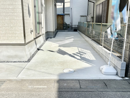 �@2��i�Ԏ�ɂ��j���ԉI���Ƒ��݂�Ȃ̎��]�Ԃ��u����L�X�J�[�X�y�[�X�B