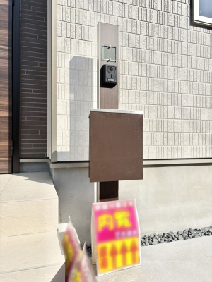 ���̑��@�\�D�E�C���^�[�z���E�|�X�g���ЂƂɏW��B�G���g�����X�ɂȂ��ރV���v���f�U�C���B