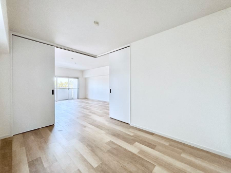 ���̑����ρ@���r���O�ɗאڂ����m���B�����˂��J������ƃ��r���O�ƌq����e���̋�Ԃɕϐg�I