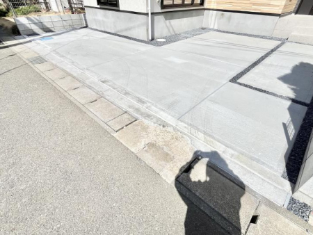 �@����2��\�I�}�Ȃ��q�l�̒��ԂɁB�܂��A���Ƒ��̎��]�ԃX�y�[�X�Ƃ��Ă��劈��B