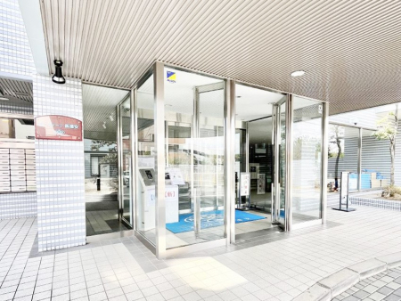 �G���g�����X�@�Y��ȃG���g�����X�́A���Z�҂�D�����}������Ă���܂�