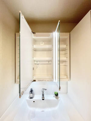 ���̑����ρ@�O�ʋ��̗��ɁA���ϕi��q���p�i�Ȃǂ����[�\�B���ʑ����������ƕۂ��܂��I